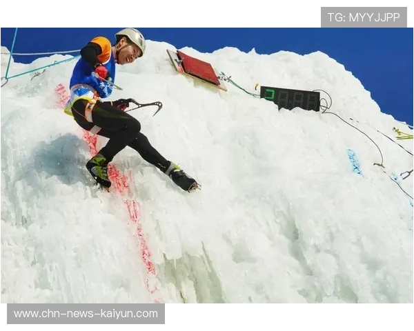 攀冰速度赛选手在碎冰中迅速登顶